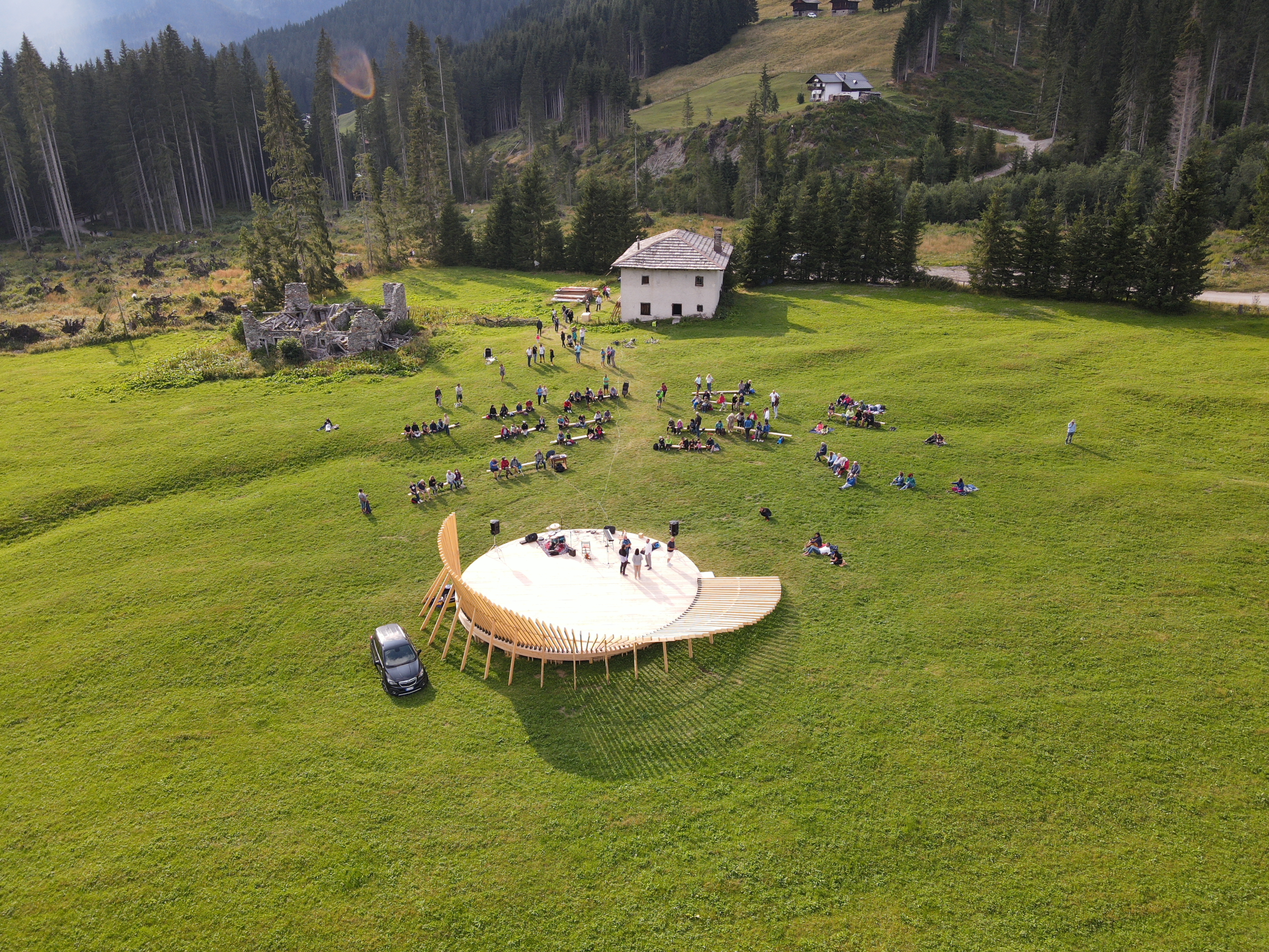 n Italie, installation éphémère face à la future Casarmonica, conception du collectif Lassù suite à la tempête Vaia dans au nord-est des Alpes, dans le cadre de la stratégie nationale pour les territoires intérieurs. © Marco Breglia / cooperativa Lassù