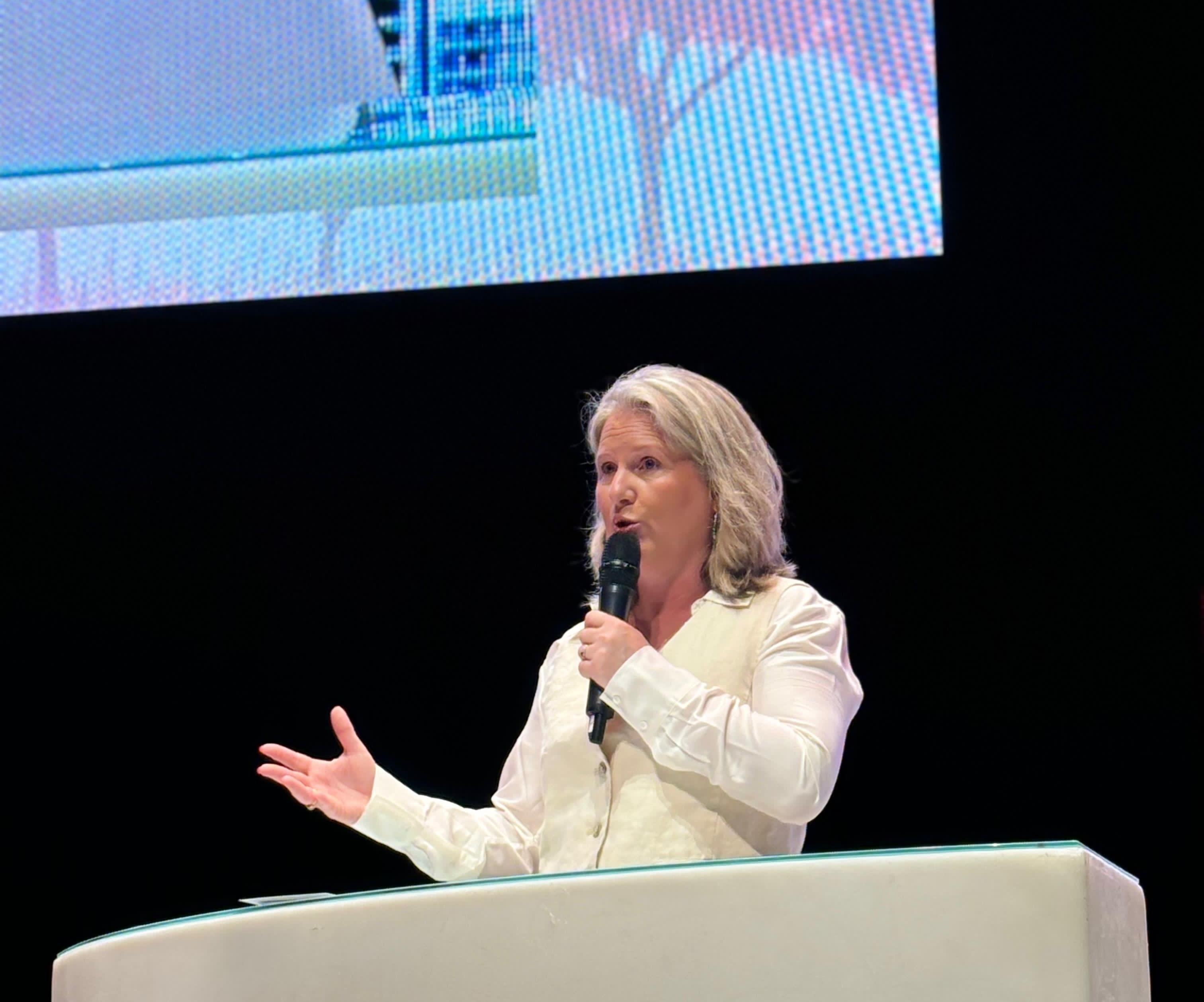 Séverine Vernet, Présidente du Conseil supérieur de l'Ordre des géomètres-experts lors du discours d'ouverture des Assises Nationales de la Sobriété Foncière  Crédit photo : OGE